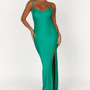 Grön långklänning  - Grön långklänning från Meshki. Den är djup i ryggen och har en slits. Den är aldrig använd utan bara testad. Köpt för 1500kr.