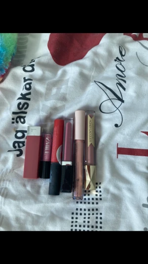 Smink  - Säljer nu av med en hel smink påse plus läppglans och annat hela sminkkittet 450
