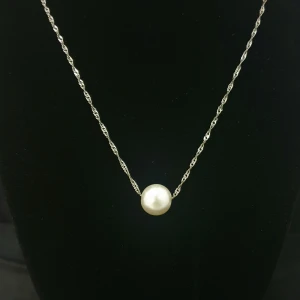 Vendela - Mycket vacker silverkedja med en pärla. Elegant att ha på sig och passar med alla kläder. 