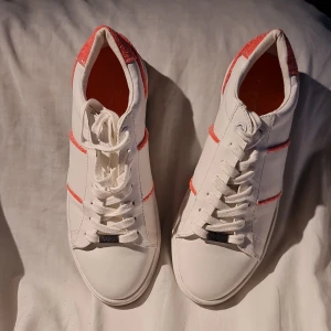 Tuffa sneakers - Tuffa vårfina sneakers i strl 38 som aldrig används.