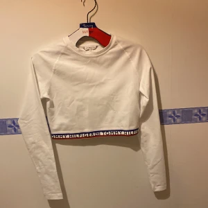 Oanvänd Crop top från Tommy Hilfiger! - Så snygg crop top från Tommy Hilfiger som aldrig är använd! Helt i nyskick!  Storlek s 