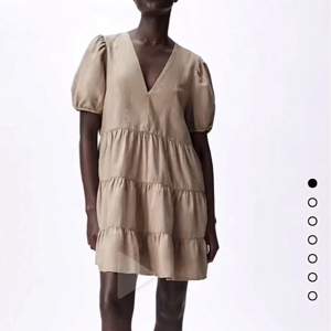 Jätte fin klänning från Zara med puffärmar💗 Storlek S och har inga defekter. Säljer för 100 kr +frakt om du inte vill mötas upp i Göteborg🫶🏼 Skriv till mig för fler bilder eller om du har frågor❤️