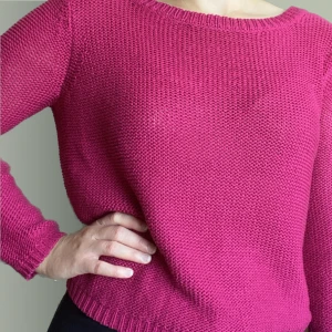 Stickad tröja - Säljer min älskade magentarosa tröja från H&M då den inte kommer till användning. Bredare urringning. Använd men i fint skick. Nypris 199:-