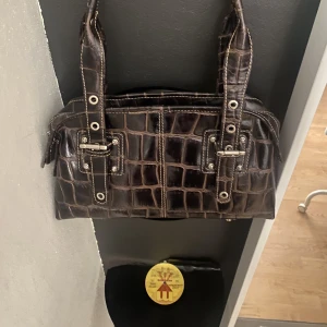 Vintage väska - En vintage väska i brun färg som är knappt använd 2 gånger .