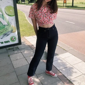 T-shirt med körsbär - Jättegullig tröja från Pull&Bear! Kommer inte ihåg alls vad den kostade i nypris faktiskt, men den är knappt använd och i jättefint skick! 💕💕