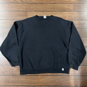 Russel Svart Blank - Snygg svart blank tröja från Russel! Storlek M! Bara att skriva om du undrar över något🙏