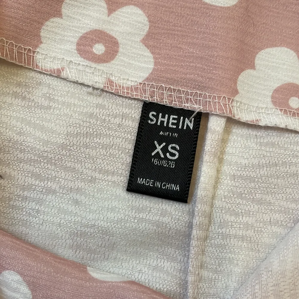 supersöt blommig kjol från shein, endast använd under en föreställning, storlek xs!. Kjolar.