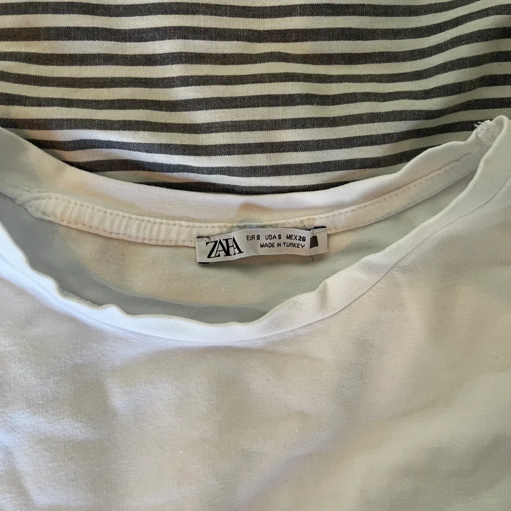 Croppad t-shirt från zara. Bra baströja. Storlek S passar både Xs/S.. T-shirts.