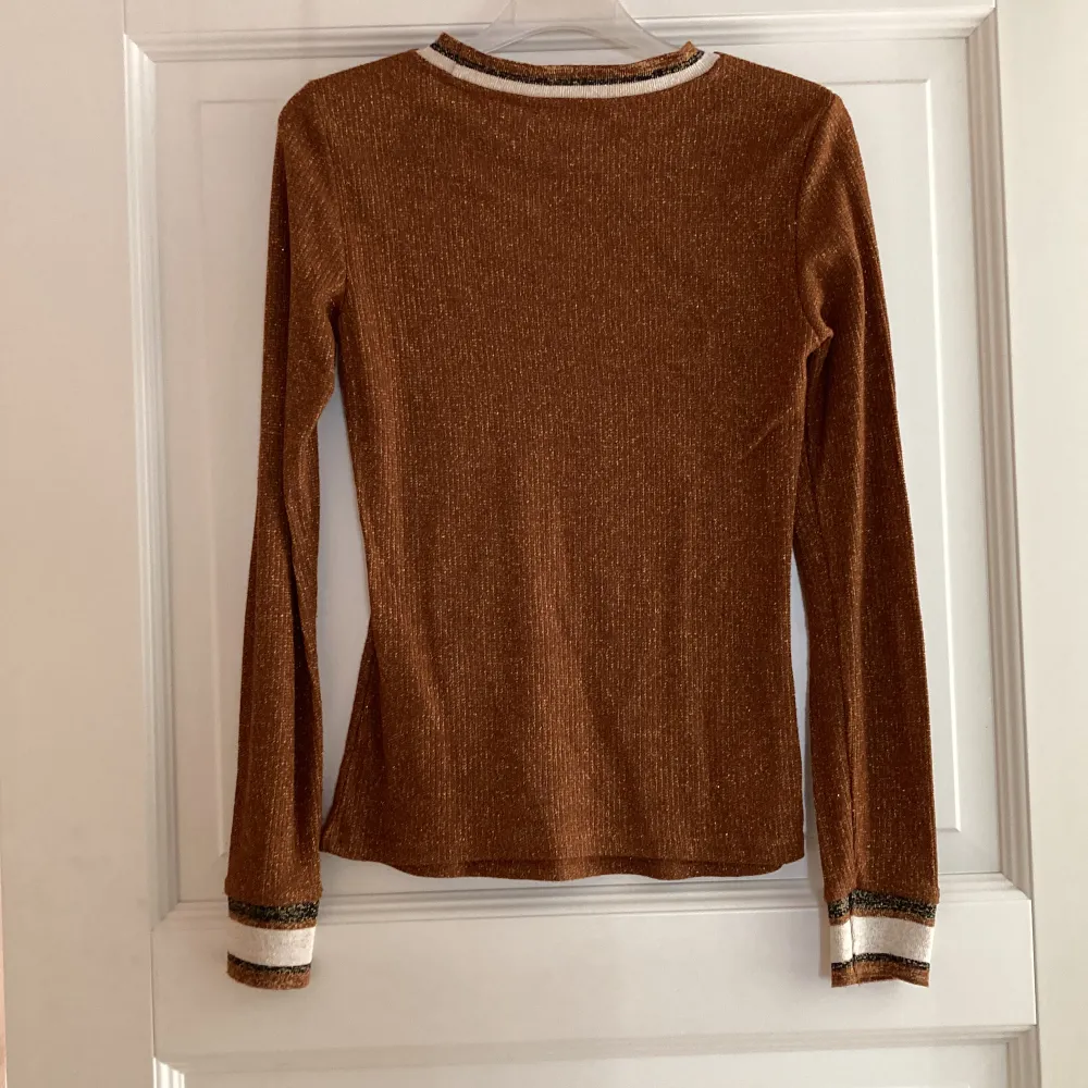 En vardaglig och festlig brunglittrig tröja med inslag av guld🌟Från Only. Fint skick! Storlek S. . Tröjor & Koftor.