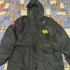 Hammarby vinter jacka HELT NY - Hammarby vinter jacka helt ny i tre storlekar L,M och S  Storlek S för kvinnor  Storlek M för män  Storlek L för män  Vid köp av en jacka kostar det 800kr Vid köpa av två styckna kostar det 1400kr  Vid köp av tre styckna kostar det 1600kr