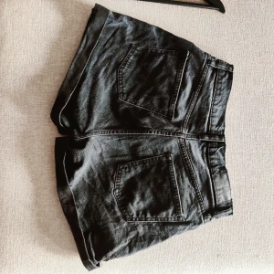 Svarta shorts  - Svarta, stretchiga jeansshorts från Lager 157 med tightare midja. Bästa shortsen jag någonsin haft, säljer tyvärr då jag är gravid.