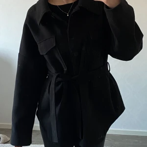 Vårjacka - Fin jacka med knytband i midjan i bra skick, perfekt till våren/hösten. Med sidofickor. Den är lagom lång, jag är 171. Köpt på Gina tricot, originalpris 599. Pris kan diskuteras 