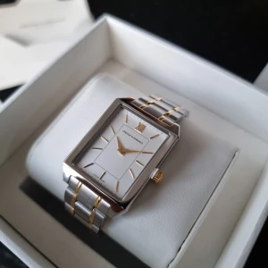 Larsson & Jennings klocka - En fantastiskt snygg och helt oanvänd klocka från Larsson & Jennings i vintagestil. Plasten sitter kvar på den. Grunden är silver med gulddetaljer som aldrig nöts bort. Nypriset landade på över 3000kr med frakt till Sverige. Säljs för jag köpte 2.