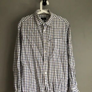Vit rutig skjorta - Snygg vit skjorta med blå/bruna rutor.  Storlek large Märke US Polo Assn.