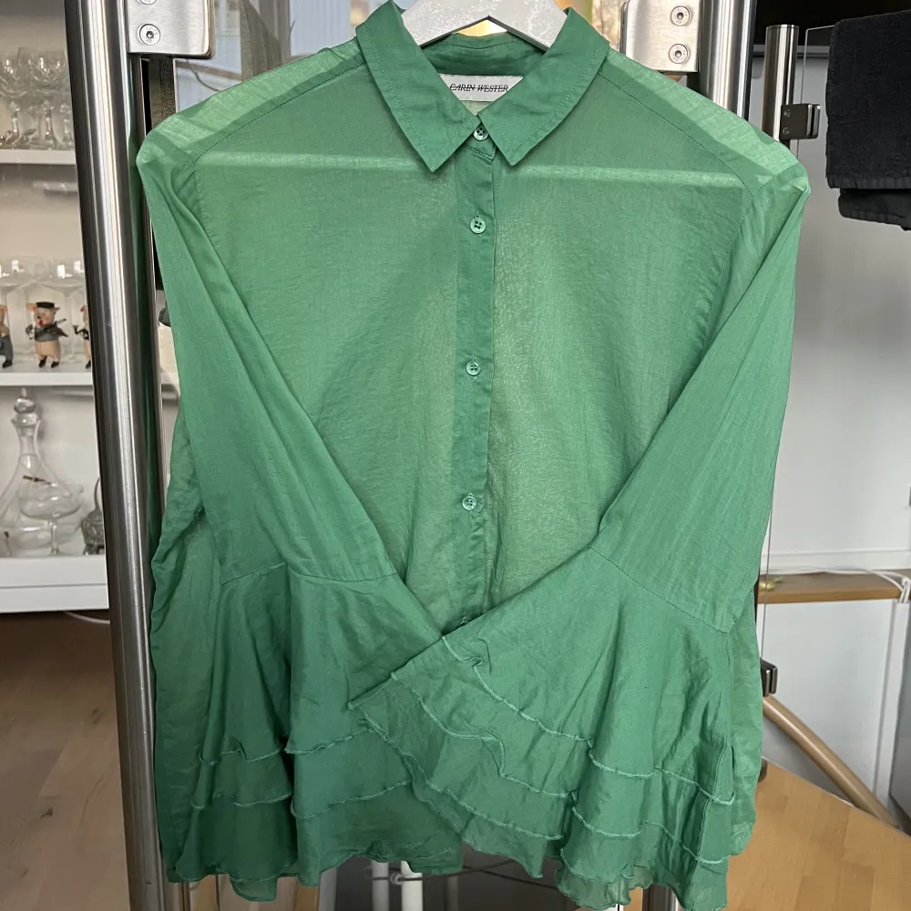 Underbart grön färg på Carin Westers skjorta med utsvängda ärmar. Mycket bra skick.. Skjortor.