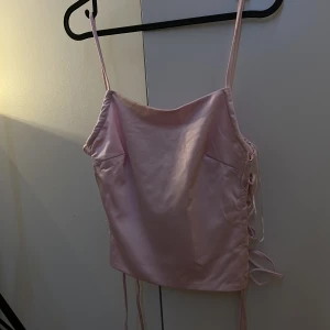 Rosa linne från BikBok  - Jätte gullig rosa linne från BikBok, korsad på sidorna! För bild på skriv privat☺️