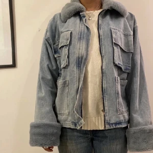 Booho jacka  - Hej! Intressekoll på denna suupersnygga jeansjackan från booho! Köpt här på Plick för inte så längesen, skriv privat för egna bilder! 💙💙💙 möts i Stockholm (helst Östermalm)