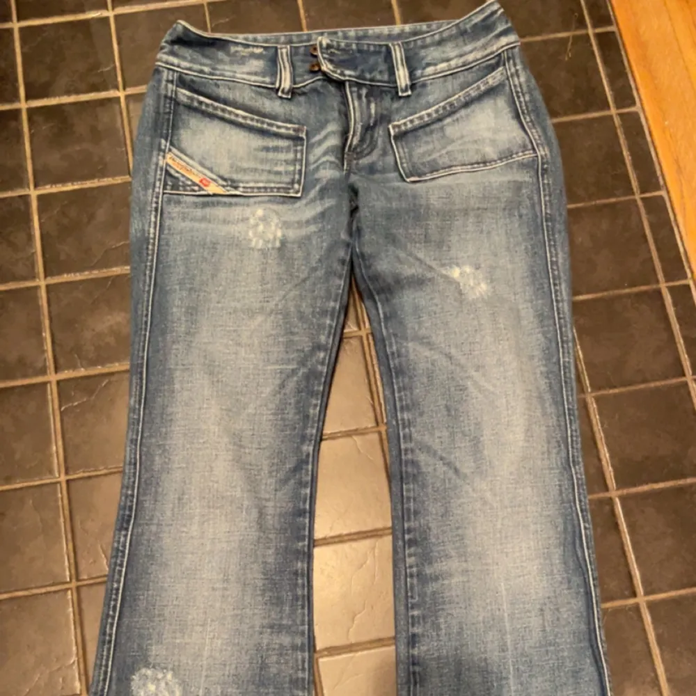 Säljer dessa lågmidjade snygga Disel jeans då det är för små i min midja. Midjemåttet är 70 cm. Hade definitivt behållt de om de passat i min midja. Buda ifårn 300 kr. Köp direkt för 400 frakt ingår ej<33 kan tänka mig byta ett par lika dana i större stor. Jeans & Byxor.