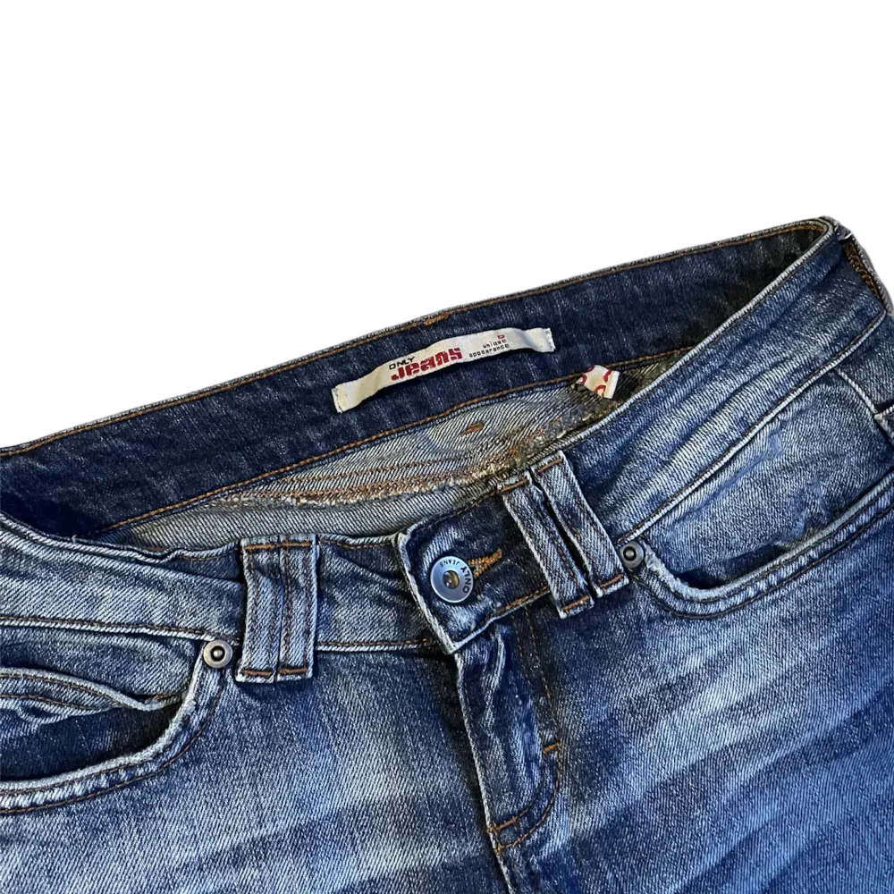 Lågmidjade jeans från Only Jeans🔥🔥 innerbenslängd 79cm, midjemått 76cm. Jeans & Byxor.
