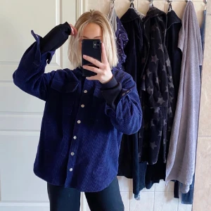 Blå jacka - Mörkblå jacka i Manchesterliknande material. Använd fåtal gånger, köpt från Na-kd för ca 700kr