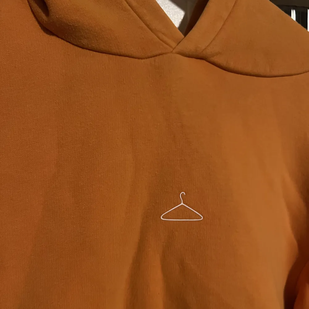 Orange hoodie från märket holzweiler. Använd men i gott skick. St M. Nypris: 1800:- OBS: kläderna är skrynkliga då de legat nerpackade.. Hoodies.
