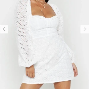 Klänning - Säljer denna jätte söta klänningen i en storlek 36, perfekt inför student eller likande💕Den är aldrig använd och lappar sitter kvar. Köparen står för frakten!