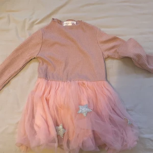 Klänning  - En jätte fin klänning för barn i 3-4 åringar 