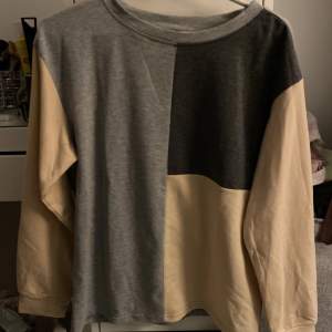 Flerfärgad tröja i beige, ljusgrått och mörkare grå. Jätteskön och oanvänd (endast testad) i strl M. 70kr+frakt