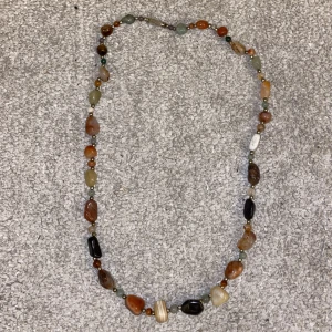 Vintage halsband  - Ett lite längre halsband med vackra stenar med stängning i bak. 