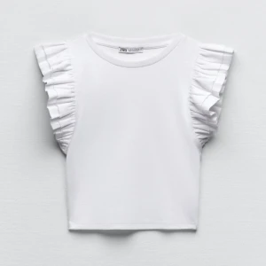 ÄRMLÖS TOPP MED VOLANGER  - säljer denna super söta topp från zara. Perfekt nu till sommaren! Använd 1 gång och i princip som ny!💕 nypris (119 kr) köparen står för frakten! 