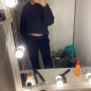 Juicy couture - Ett par svarta juicy byxor som jag knappt har använt, jätte fina och sköna💓