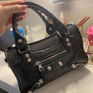 Balenciaga liknande väska  - Säljer denna skitsöta Balenciaga liknande väska, ena spiken är försvunnen därav det billiga priset! 