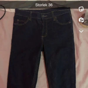 Jeans - Mörkblå jeans 