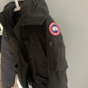 Canada Goose vinterjacka  - Dam jacka En kort modell i storlek xxs.  Bra skick, har använt 2 vinter 
