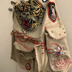 GRUNGE Y2K EFHARDY VÄSKA - !!Läggs upp igen för oseriösa bud!!detta är en vintage Ed Hardy väska som är extemt svår att få tag på! Den är rymlig i mängd och får plats med blandannars skoldator. Extemt fin och cool, säljer för den inte andvänds. Priset är inte fast !!!