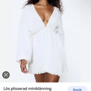 Klänning - Finaste sommarklänningen även perfekt studentklänning😍Köpt från NAKD i Lojsans kollektion, stl 34. Även helt slutsåld på hemsidan💕