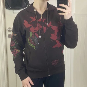 Ed hardy hoodie  - Ed hardy hoodie i storlek xl. (Passar dock bra på mig som brukar ha s.) Använd men fortfarande i bra skick. Säljer för 300 kr plus frakt. 💖