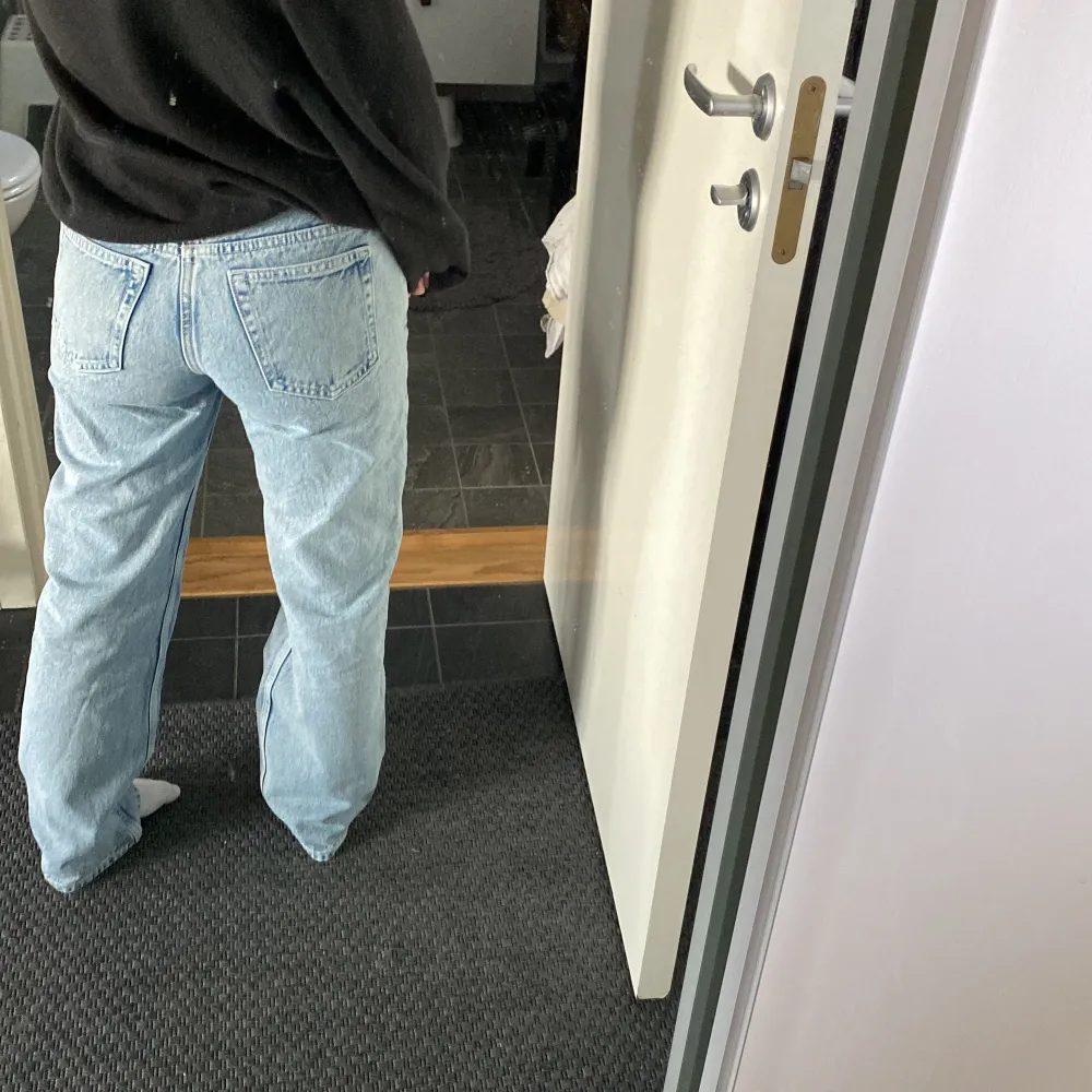 Lågmidjade jeans från Weekday i jätte bra skick och nästan helt oanvända. Säljer då dom inte kommer till användning🫶🏼. Jeans & Byxor.