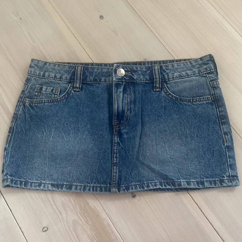 Mini jeans kjol från H&M i strlk 38. Super fin till sommaren🤩säljer då den inte kommer till användning. Använd 1 gång. Kjolar.