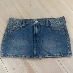 Mini jeans kjol från H&M i strlk 38. Super fin till sommaren🤩säljer då den inte kommer till användning. Använd 1 gång