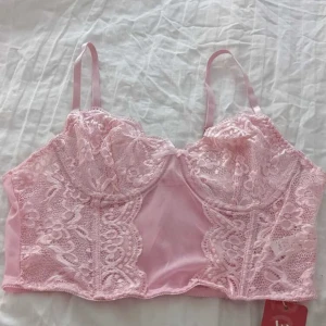 Bralette - Så fin ljusrosa bralett, aldrig använd då ja inte är så bekväm i sånna! Hör av dig vid frågor 🥰