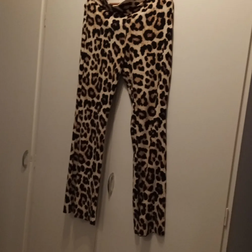 Leopard mönstrade . Jeans & Byxor.