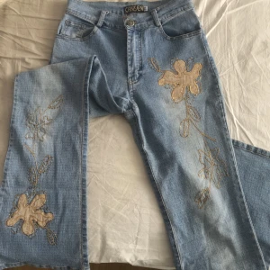 Y2k jeans - Tyvärr snäppet för korta för min smak, är 167, annars sitter dom som en smäck! Annars såå fina och unika med broderingen, obs ej lågmidjade 