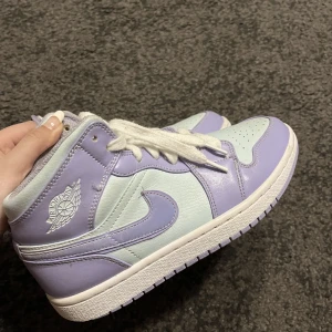 Jordans - Jordans i färgen aqua purple, jättebra skick. Dock har liiite av färgen på den ena sidan av skon lossnat men det är absolut inget man tänker på när man väl har på sig de. Köpta för 2 500 från merchofsweden.