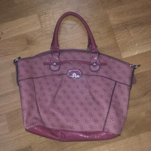 Rosa guess väska - Urgullig väska från Guess, fint skick dock lite slitningar på själva handtagen!