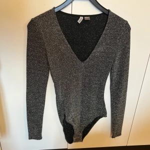 Glittrig body - Säljer min fina glittriga body då den inte kommer till någon användning. Endast använd några få gånger så i bra skick.