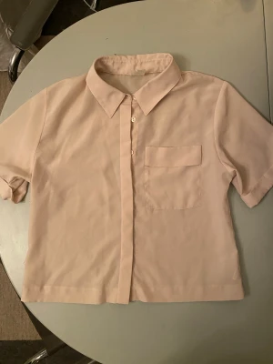 Topp, monki - Kortärmad topp/blus från monki. Lite äggvit i sin färg. Storlek small. 