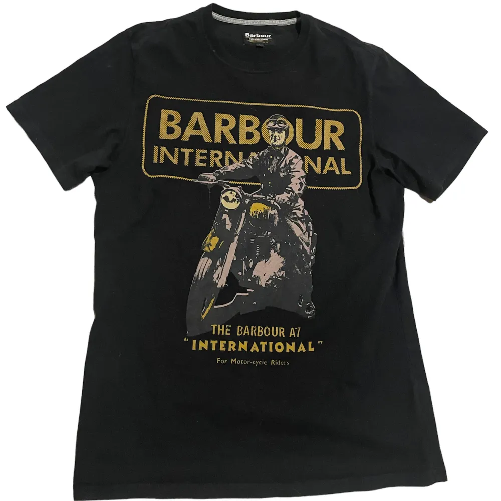 Vintage Barbour tshirt köpt på barkaby i Stockholm för 549 kr🤩 Tröjan har inga hål eller andra defekter😼👍 Säljer pga inte min stil längre🤌🏻. T-shirts.