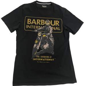 Vintage Barbour tshirt köpt på barkaby i Stockholm för 549 kr🤩 Tröjan har inga hål eller andra defekter😼👍 Säljer pga inte min stil längre🤌🏻