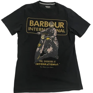 Barbour Tshirt - Vintage Barbour tshirt köpt på barkaby i Stockholm för 549 kr🤩 Tröjan har inga hål eller andra defekter😼👍 Säljer pga inte min stil längre🤌🏻
